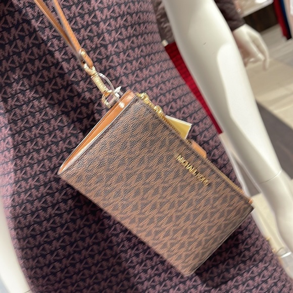 MICHAEL KORS LARGE DOUBLE ZIP WRISTLET PHONEHOLDER WALLET CLUTCH
Brown - Picture 2 of 16